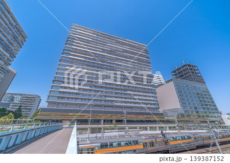 パークシティ中野 ザ タワー エアーズと中野 M-SQUAREの外観、走行する中央線【東京都中野区】 139387152