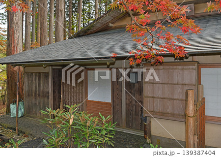 秋の彩りに包まれる数寄屋造りの茶室 鮮やかな紅葉が軒先を飾る静謐で格式高い和の建築美 139387404