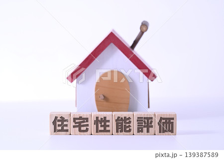 住宅性能評価のテキストと赤い屋根の家 139387589