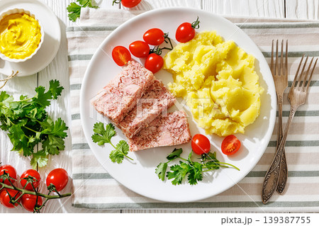 Slices of classic head cheese with mashed potatoes Slices of classic head cheese with mashed potatoes 139387755