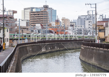 【東海道本線】早朝の蒲田の街を通過する普通列車 139387779