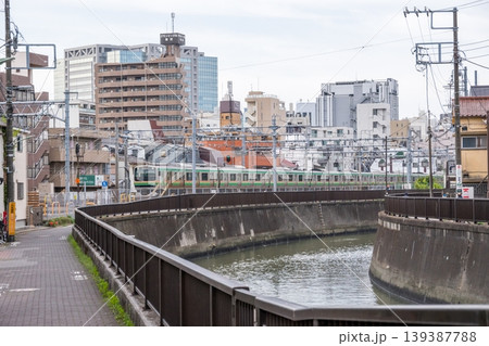 【東海道本線】早朝の蒲田の街を通過する普通列車 【東海道本線】早朝の蒲田の街を通過する普通列車 139387788