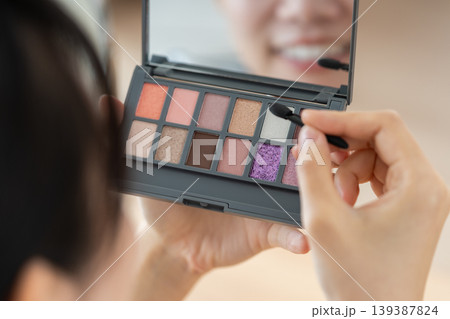 アイシャドウを使う若い女性 139387824