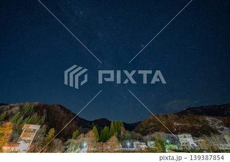 奥只見・星空と山村の夜景（新潟県・冬の星景写真） 139387854