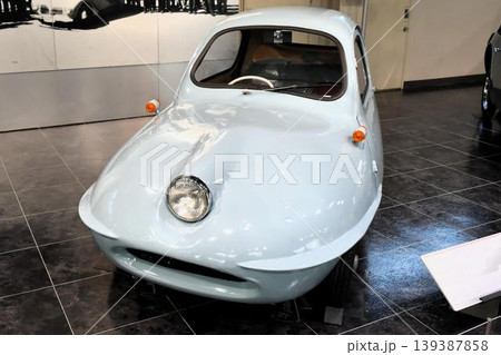 ショールームに展示された車 139387858