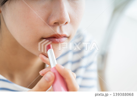 口紅を使う若い女性 139388068