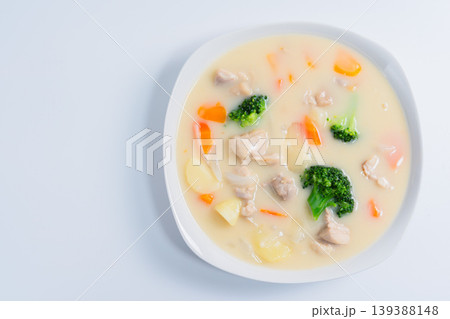 クリームシチュー 鶏肉と野菜の具だくさんシチュー 白背景 クリームシチュー 鶏肉と野菜の具だくさんシチュー 白背景 139388148