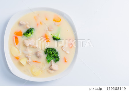 クリームシチュー 鶏肉と野菜の具だくさんシチュー 白背景 139388149