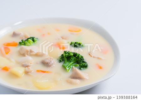クリームシチュー 鶏肉と野菜の具だくさんシチュー 白背景 139388164