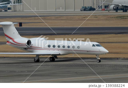 滑走路に向かう飛行機 (ガルフストリーム G550) 滑走路に向かう飛行機 (ガルフストリーム G550) 139388224