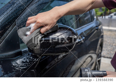 洗車をする男性の手元 洗車をする男性の手元 139388390