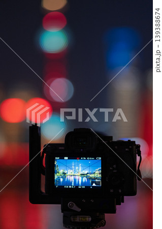 カメラのLCD画面に映る上海夜景スカイラインとカラフルなボケ背景 カメラのLCD画面に映る上海夜景スカイラインとカラフルなボケ背景 139388674