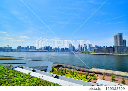 豊洲市場の屋上緑化広場から見える晴海埠頭及びレインボーブリッジ 豊洲市場の屋上緑化広場から見える晴海埠頭及びレインボーブリッジ 139388709