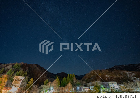 奥只見・冬の星空と山村の温かな灯り(新潟県・宿から撮影) 奥只見・冬の星空と山村の温かな灯り(新潟県・宿から撮影) 139388711