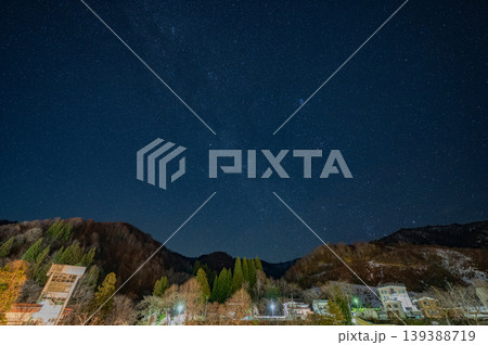 奥只見・冬の夜空に広がる天の川と山村の夜景(新潟県) 奥只見・冬の夜空に広がる天の川と山村の夜景(新潟県) 139388719