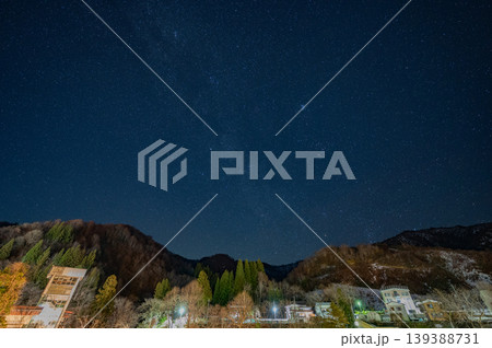 奥只見・冬の深夜に輝く星空と静かな山村の明かり(新潟県) 奥只見・冬の深夜に輝く星空と静かな山村の明かり(新潟県) 139388731