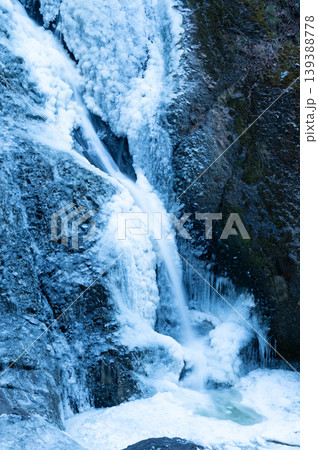 袋田の滝・氷と白い水流が共存する冬の縦断面（茨城県） 139388778