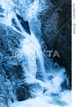 袋田の滝・氷塊と流れ落ちる白い水流のクローズアップ（茨城県冬） 139388779