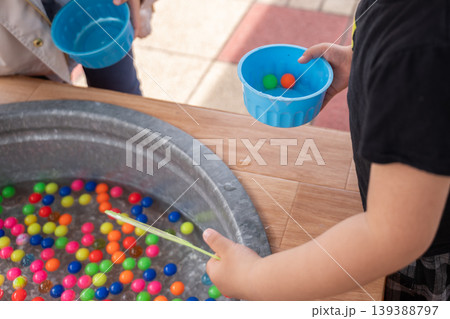スーパーボールすくいをする子供達 スーパーボールすくいをする子供達 139388797
