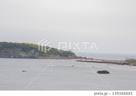 日本海を背景に佇む雄島と赤い橋の遠景 139388885