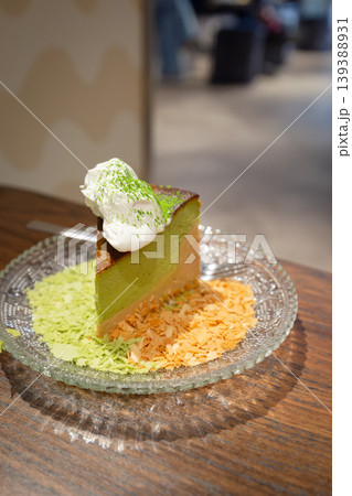カフェの抹茶ケーキ グラスプレートに盛られた緑のスイーツ カフェの抹茶ケーキ グラスプレートに盛られた緑のスイーツ 139388931