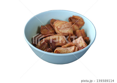 Banana slice chips in bowl 139389114