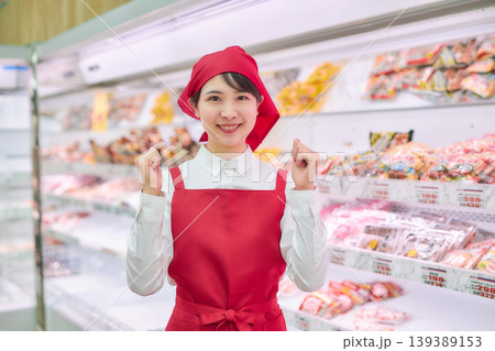 スーパーマーケットの試食コーナーで働く若い女性 139389153