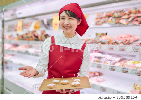 スーパーマーケットの試食コーナーで働く若い女性 139389154