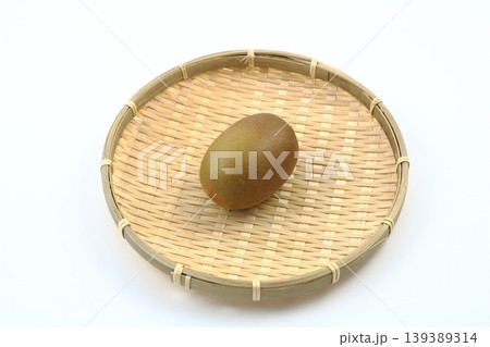白背景とキウイで作るシンプルな構図 白背景とキウイで作るシンプルな構図 139389314