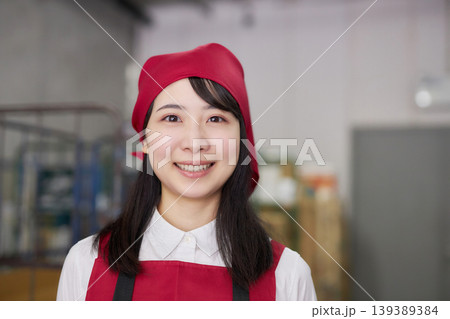 バックヤードでタブレットで商品管理をする若い女性 バックヤードでタブレットで商品管理をする若い女性 139389384