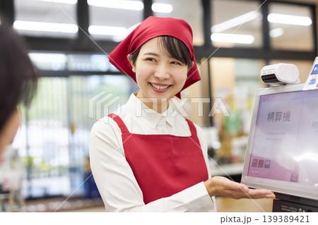 スーパーマーケットのレジで働く若い女性 139389421