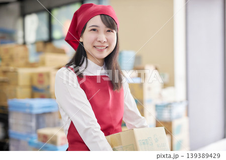 バックヤードでタブレットで商品管理をする若い女性 バックヤードでタブレットで商品管理をする若い女性 139389429