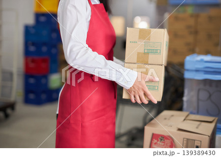 バックヤードでタブレットで商品管理をする若い女性 139389430
