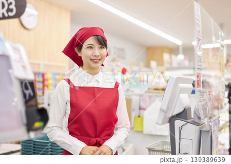 スーパーマーケットのレジで働く若い女性 スーパーマーケットのレジで働く若い女性 139389639