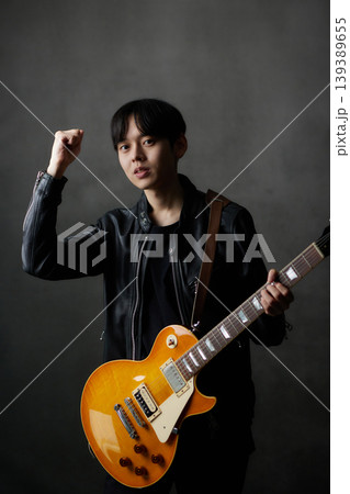 若い男性　ミュージシャン　ライブ 139389655