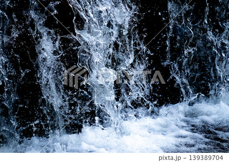 水の流れと黒背景 水の流れと黒背景 139389704