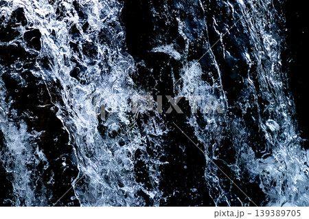 水の流れと黒背景 139389705