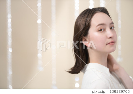 セミロングの若い女性のビューティーイメージ 139389706