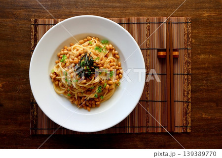 真上から見たテーブル背景の納豆パスタ 139389770