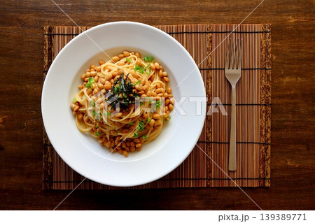 真上から見たテーブル背景の納豆パスタ 真上から見たテーブル背景の納豆パスタ 139389771