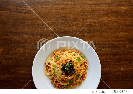 真上から見たテーブル背景の納豆パスタ 真上から見たテーブル背景の納豆パスタ 139389775