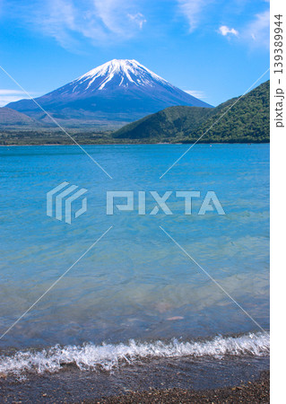 本栖湖から見上げる富士山 本栖湖から見上げる富士山 139389944