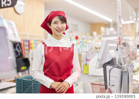 スーパーマーケットのレジで働く若い女性 スーパーマーケットのレジで働く若い女性 139390005