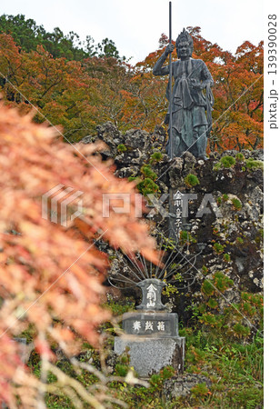 秋彩の金剛童子像 燃えるような紅葉と伝統的な石像が織りなす静寂 秋彩の金剛童子像 燃えるような紅葉と伝統的な石像が織りなす静寂 139390028