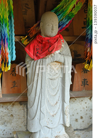 慈愛の地蔵尊と千羽鶴 祈りと願いが込められた色鮮やかな伝統風景 139390037