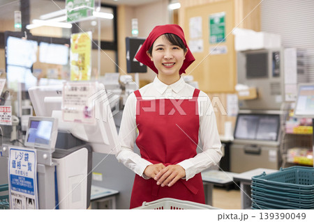スーパーマーケットのレジで働く若い女性 スーパーマーケットのレジで働く若い女性 139390049