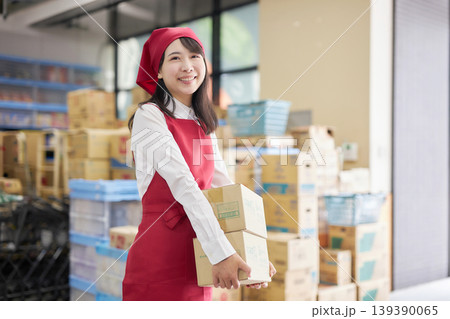 バックヤードでタブレットで商品管理をする若い女性 バックヤードでタブレットで商品管理をする若い女性 139390065