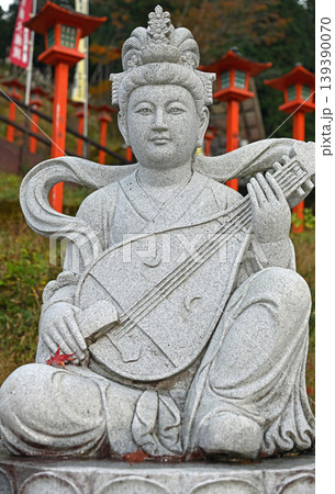 琵琶を奏でる弁財天像 朱塗りの灯篭と石像が織りなす伝統的な寺院風景 琵琶を奏でる弁財天像 朱塗りの灯篭と石像が織りなす伝統的な寺院風景 139390070
