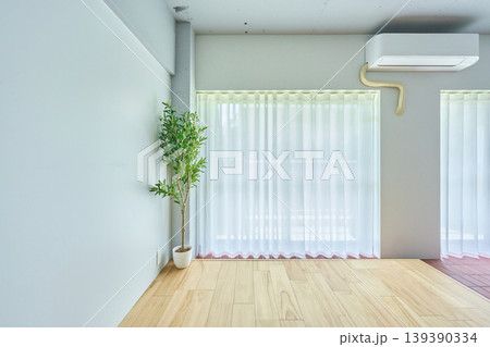 窓辺に観葉植物のある部屋 窓辺に観葉植物のある部屋 139390334