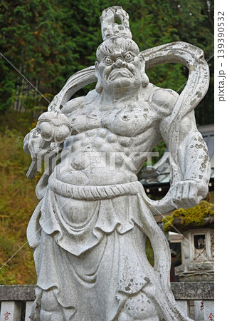 躍動する金剛力士像の威容 寺院を守護する力強い石像が醸し出す荘厳な空気 139390532